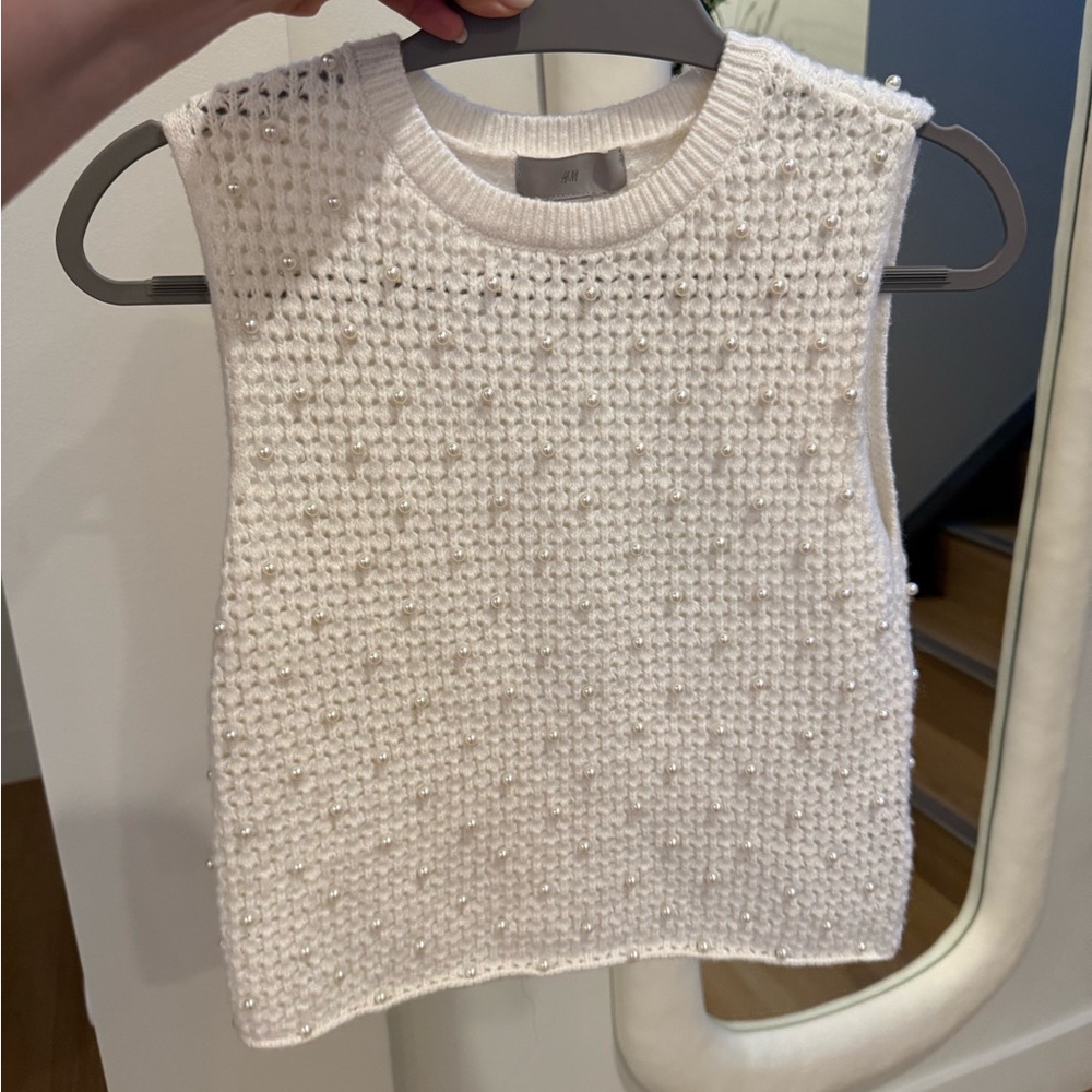 H&M White Textured Sleeveless Blouse